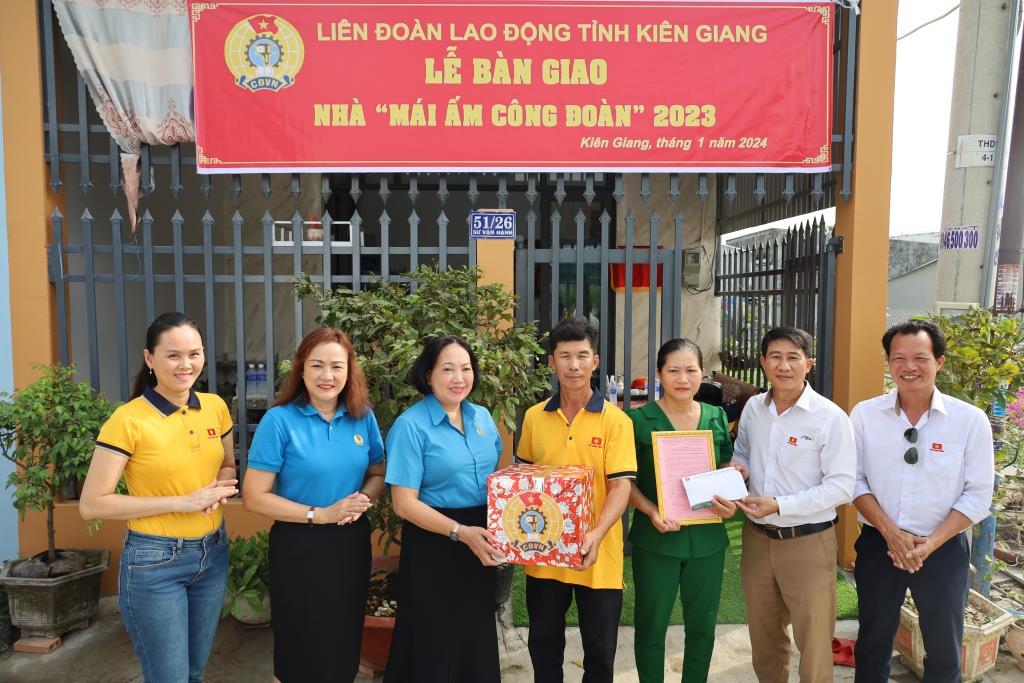 Bàn giao nhà Mái ấm công đoàn cho đoàn viên trước Tết Nguyên đán 2024. Ảnh: Mỹ Linh