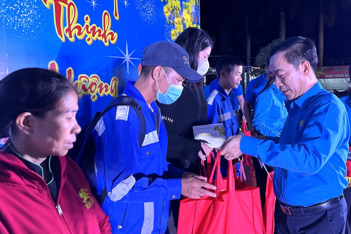 Ông Lê Văn Hòa - Chủ tịch LĐLĐ tỉnh trao tặng phần quà hỗ trợ đoàn viên có hoàn cảnh đặc biệt khó khăn. Ảnh: Thành An