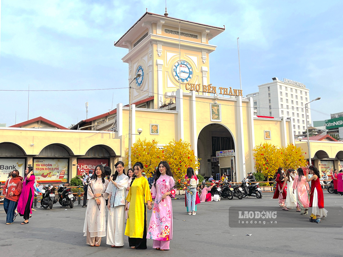 Nhiều người mang theo cành đào, nhánh mai để có không khí mùa xuân. Ảnh: Diệu Mi