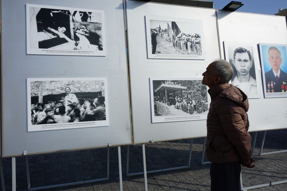 Những bức hình tư liệu quý về Chiến thắng Điện Biên phủ cách đây gần 70 năm, thu hút sự quan tâm của nhiều người dân. Ảnh: Quách Du 