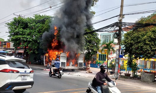Cháy xe ôtô 16 chỗ ở TP Thủ Đức, TPHCM. Ảnh: Cắt ra từ clip