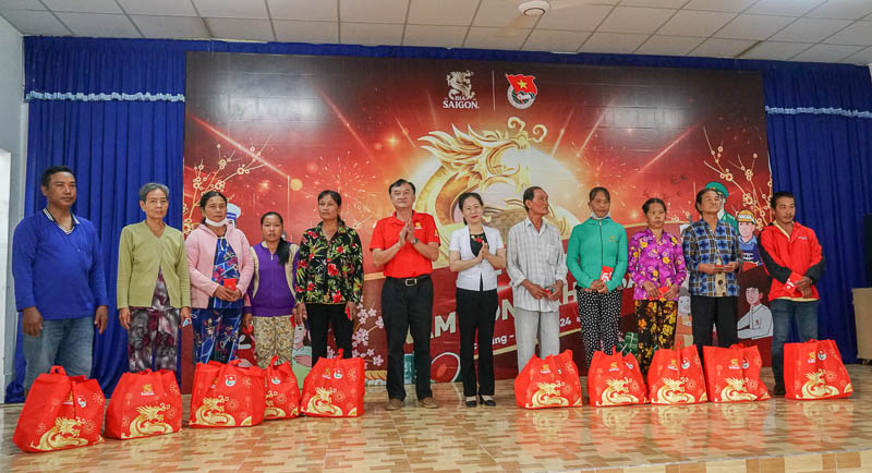 Cùng ngày, Chương trình cũng đã đến xã Tham Đôn (huyện Mỹ Xuyên, tỉnh Sóc Trăng) để trao 150 phần quà cho công nhân, người lao động có hoàn cảnh khó khăn, 