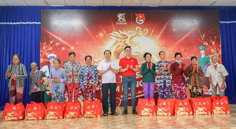 Tại Chương trình, Ban tổ chức đã trao quà cho  250 bà con ngư dân và gia đình chiến sĩ Biên phòng tại xã Lai Hòa (Vĩnh Châu, Sóc Trăng), mỗi phần trị giá 700.000 đồng bao gồm nhu yếu phẩm và 300.000 đồng tiền mặt. 