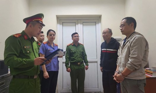 Cơ quan CSĐT Công an TP Đà Nẵng tống đạt các quyết định đối với Nguyễn Văn Nam (ngoài cùng, bên phải). Ảnh: Công an cung cấp