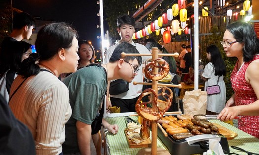 Người dân hào hứng khám phá phố đêm Thảo Điền. Ảnh: Như Quỳnh