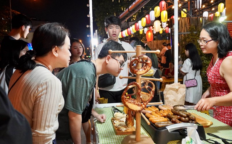 Người dân hào hứng khám phá phố đêm Thảo Điền. Ảnh: Như Quỳnh