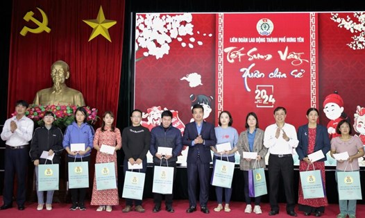 Lãnh đạo LĐLĐ tỉnh Hưng Yên trao quà Tết cho đoàn viên tại Chương trình "Tết Sum vầy - Xuân chia sẻ" năm 2024. Ảnh: Huyền Trang