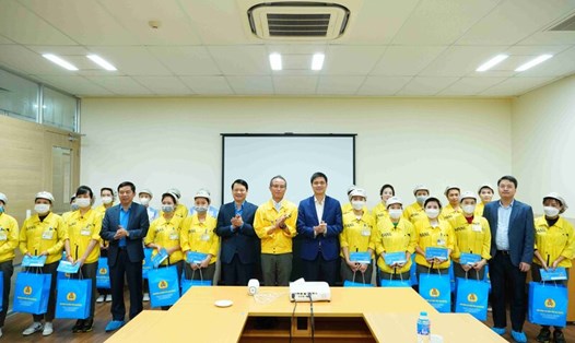 Phó Chủ tịch Tổng LĐLĐVN Ngọ Duy Hiểu cùng đoàn công tác động viên, đoàn viên, người lao động tại tỉnh Thái Nguyên. Ảnh: Ninh Nguyễn