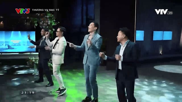 Tiết mục "Cắt đôi nỗi sầu" gây sốt trong Shark Tank. Ảnh: Chụp màn hình