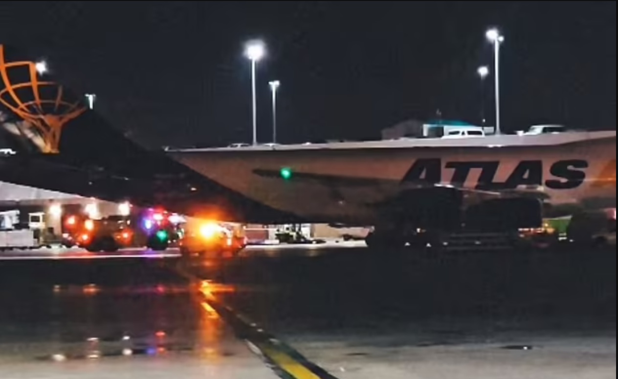 Chiếc Boeing hạ cánh khẩn cấp xuống sân bay quốc tế Miami. Ảnh: Telegram