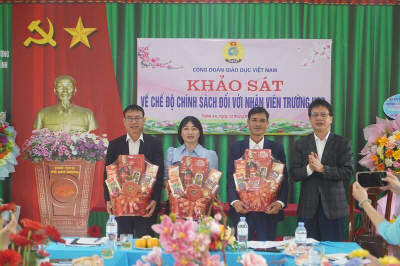 Công đoàn Giáo dục Việt Nam tặng quà cho các nhân viên tại trường học trên địa bàn huyện Thanh Chương.  Ảnh: Văn An 
