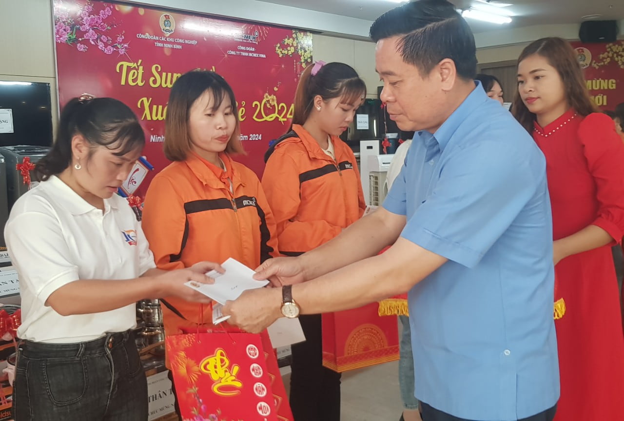 Ông Dương Đức Khanh - Chủ tịch LĐLĐ tỉnh Ninh Bình trao quà cho đoàn viên, CNLĐ. Ảnh: Nguyễn Trường
