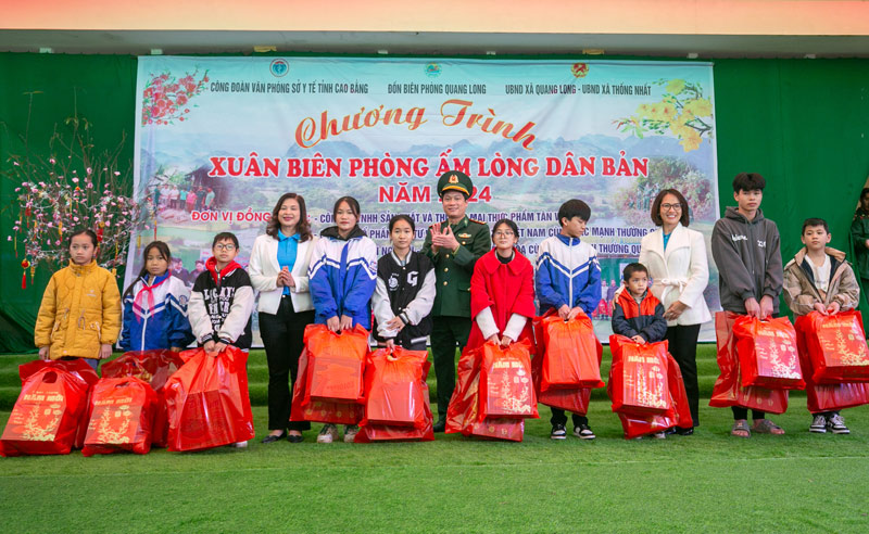 Thông tin từ đại diện Đồn Biên phòng Quang Long, tại chương trình các đơn vị phối hợp trao 200 suất quà đến tay người dân.