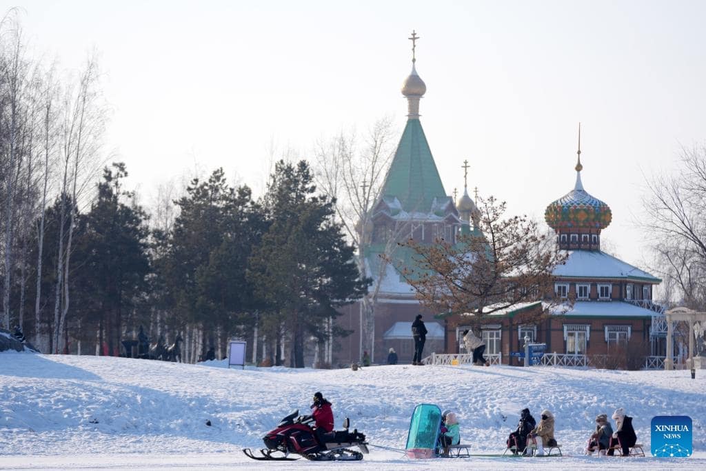 Làng Nga Volga Manor vào mùa đông là địa điểm lý tưởng để trải nghiệm các hoạt động vui chơi ngoài trời như trượt patin, đi xe trượt tuyết, ngắm tượng băng điêu khắc, và thưởng thức đồ ăn nóng hổi truyền thống.