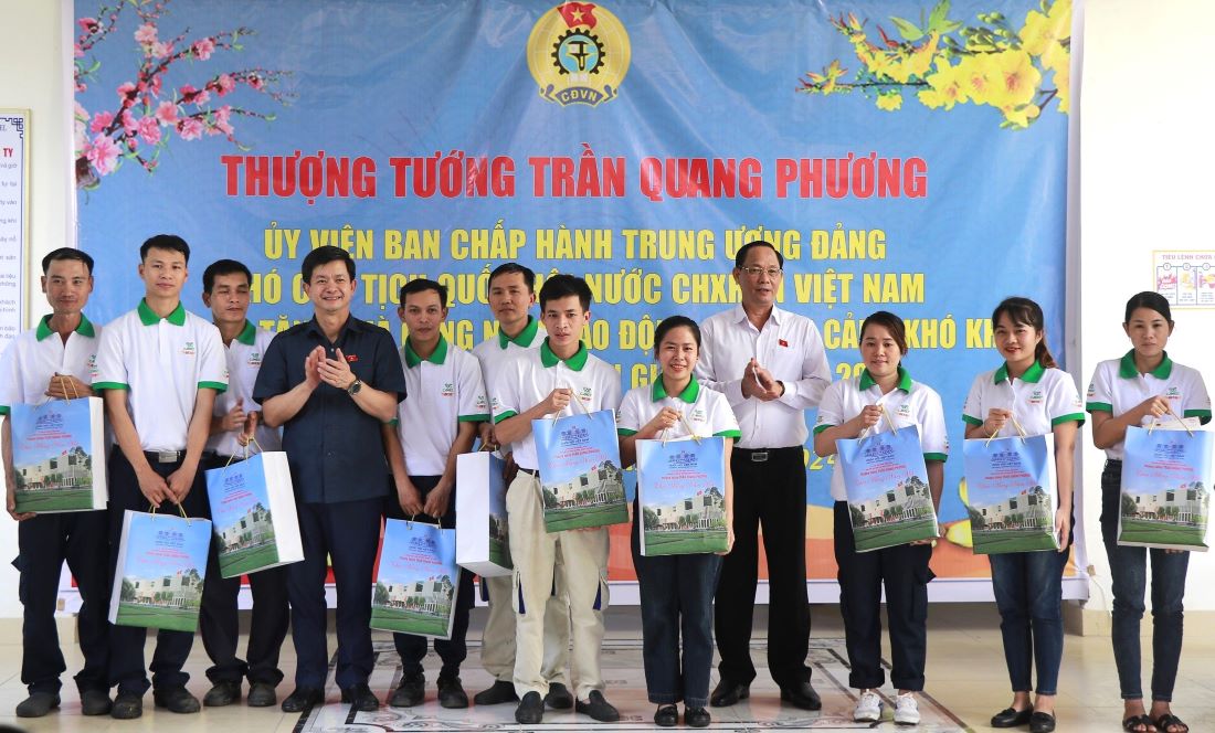 Thượng tướng Trần Quang Phương (thứ 4 từ phải sang) và ông Lê Quang Tùng, Bí thư Tỉnh ủy Quảng Trị trao quà Tết cho người lao động. Ảnh: Hưng Thơ