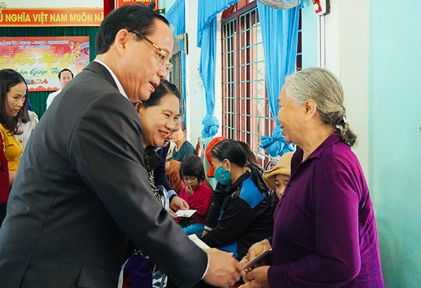 Phó Chủ tịch Quốc hội Trần Quang Phương thăm hỏi tình hình đời sống người dân địa phương. Ảnh: Ngọc Mai