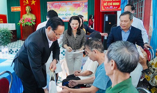 Phó Chủ tịch Quốc hội Trần Quang Phương tặng quà cho người dân xã Cảnh Dương. Ảnh: Ngọc Mai