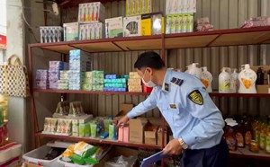 Two-pronged attack on market management inspecting fake cosmetics warehouses after Lao Dong's feedback