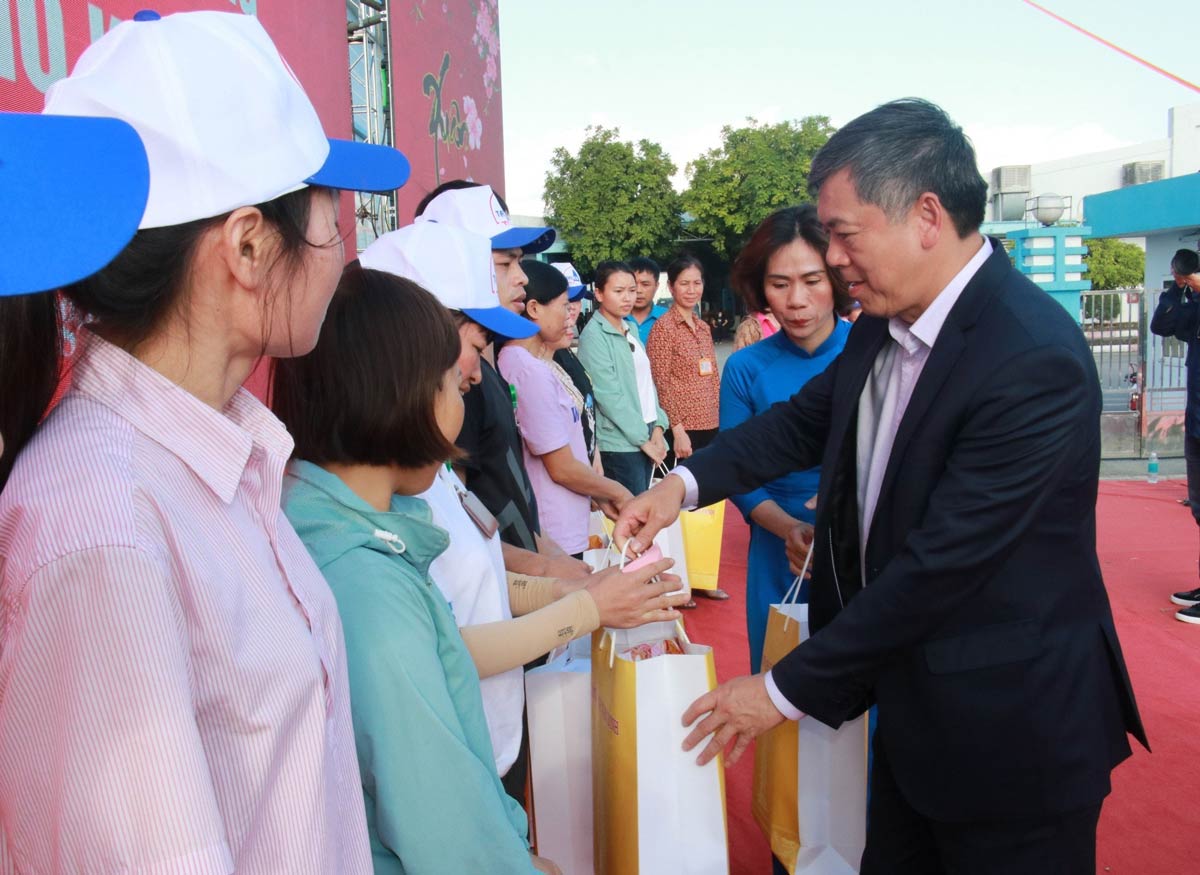 Phó Chủ tịch UBND tỉnh Nam Định Trần Lê Đoài tặng quà cho CNLĐ. Ảnh: Hà Vi