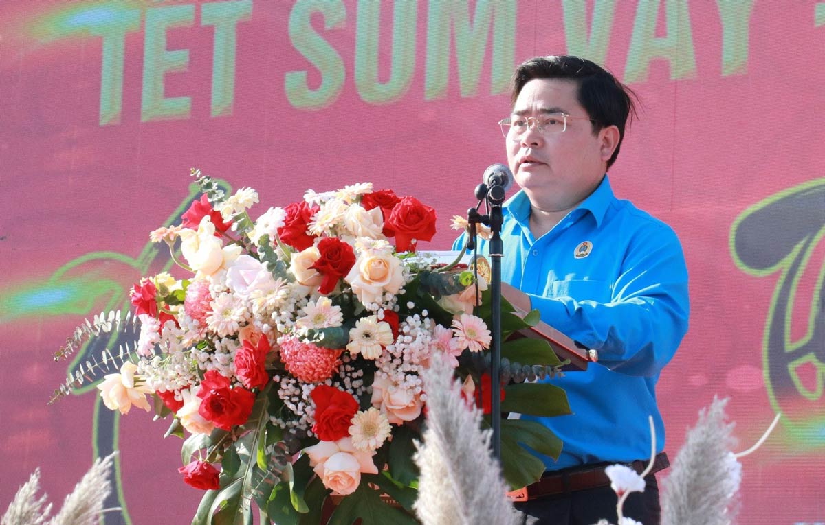 Chủ tịch LĐLĐ tỉnh Nam Định Hoàng Đình Trung phát biểu tại buổi lễ. Ảnh: Hà Vi