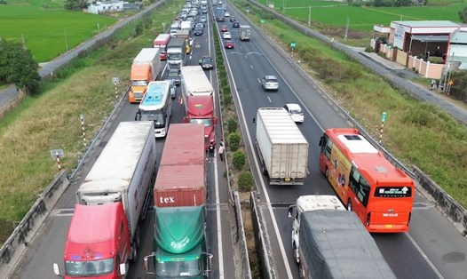 Hai vụ va chạm liên tiếp trên cao tốc TPHCM - Trung Lương, khiến ùn tắc giao thông kéo dài. Ảnh: An Long