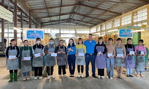 Bà Phan Thị Huệ - Phó Chủ tịch Công đoàn NNPTNT Việt Nam thăm và tặng quà Tết cho người lao động tại huyện Mộc Châu. Ảnh: Khánh Linh