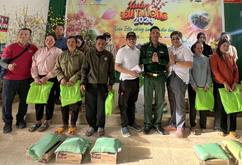 Đồn Biên phòng Bu Cháp đã phối hợp với các mạnh thường quân mang mùa Xuân yêu thương đến người dân khó khăn ở vùng biên. Ảnh: Hồng Thắm