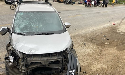 Hiện trường vụ tai nạn giao thông trên Quốc lộ 6 khiến 2 người bị thương nặng. Ảnh: Minh Nguyễn