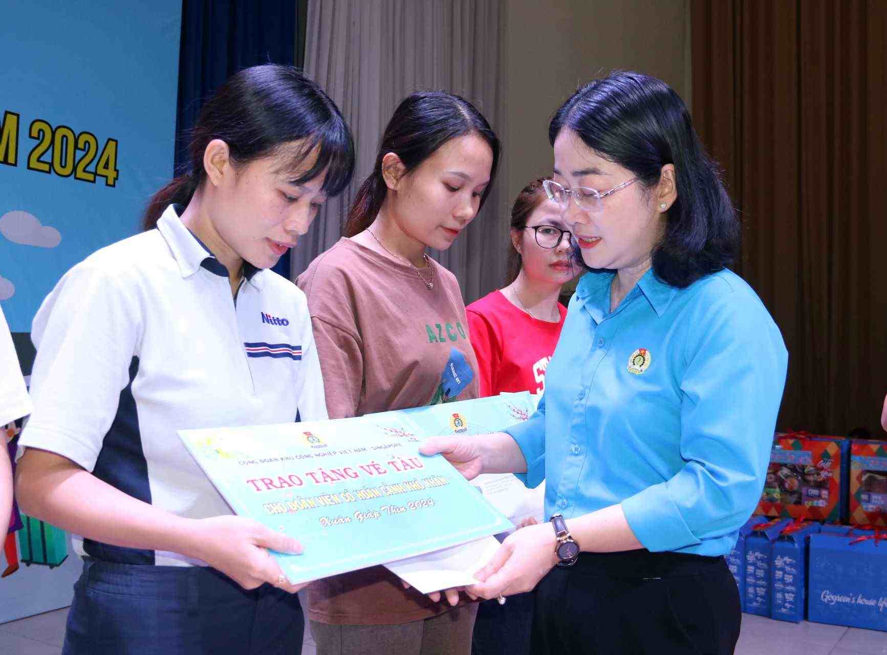 Bà Nguyễn Kim Loan - Chủ tịch LĐLĐ tỉnh Bình Dương trao hỗ trợ cho 8 đoàn viên bị bệnh hiểm nghèo mỗi người 10 triệu đồng. Ảnh: Đình Trọng