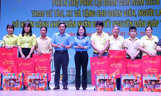 Công đoàn Khu công nghiệp Việt Nam - Singapore trao quà Tết cho công nhân khó khăn. Ảnh: Đình Trọng