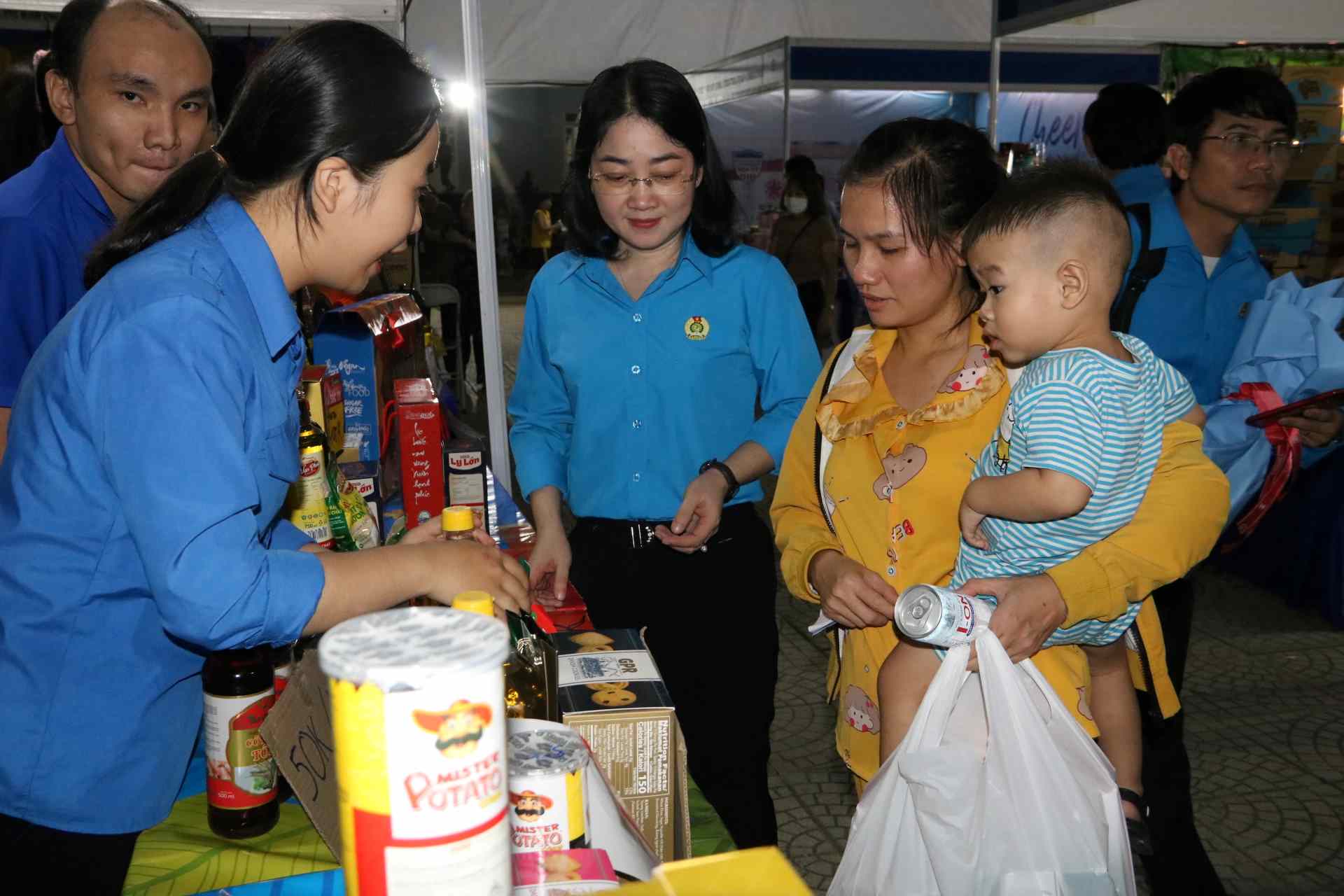 Bà Nguyễn Kim Loan - Chủ tịch LĐLĐ tỉnh Bình Dương đi thăm các gian hàng và động viên công nhân lao động. Ảnh: Đình Trọng