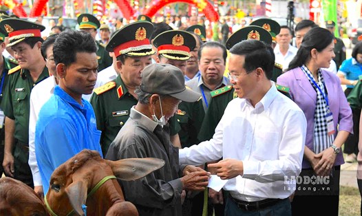 Chủ tịch nước Võ Văn Thưởng tham dự lễ trao tặng bò giống cho 30 hộ nghèo thuộc huyện Giang Thành và TP Hà Tiên. Ảnh: Xuân Nhi