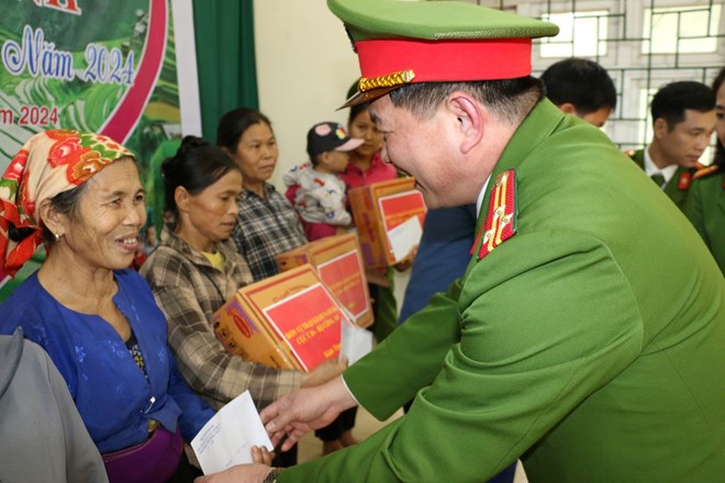 Trại giam Nam Hà (Cục C10, Bộ Công an) phối hợp với UBND xã Ngổ Luông, huyện Tân Lạc tổ chức Chương trình Đông ấm, Tết yêu thương Năm 2024. Ảnh: Minh Chuyên