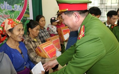 Trại giam Nam Hà (Cục C10, Bộ Công an) phối hợp với UBND xã Ngổ Luông, huyện Tân Lạc tổ chức Chương trình Đông ấm, Tết yêu thương Năm 2024. Ảnh: Minh Chuyên