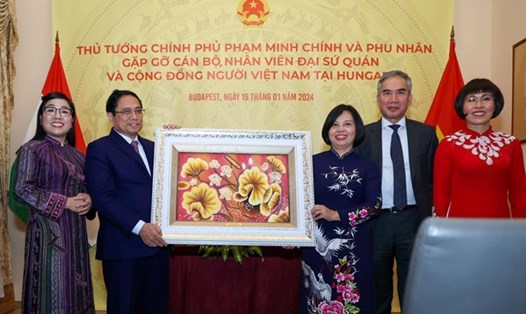 Thủ tướng Chính phủ Phạm Minh Chính và Phu nhân tặng quà Đại sứ quán và đại diện cộng đồng người Việt Nam tại Hungary. Ảnh: VGP