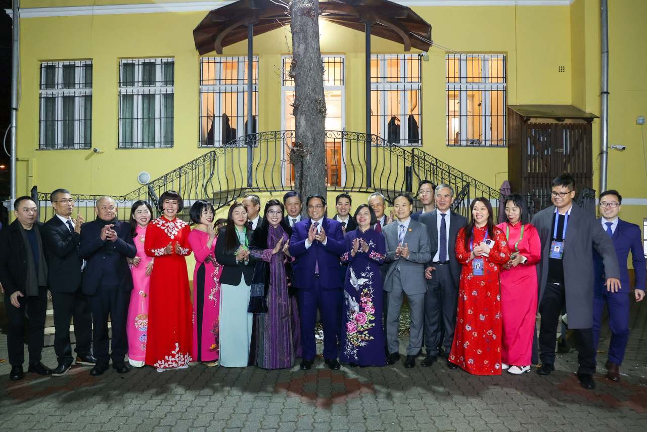 Thủ tướng Chính phủ Phạm Minh Chính và Phu nhân cùng cán bộ, nhân viên Đại sứ quán và đại diện cộng đồng người Việt Nam tại Hungary. Ảnh: VGP