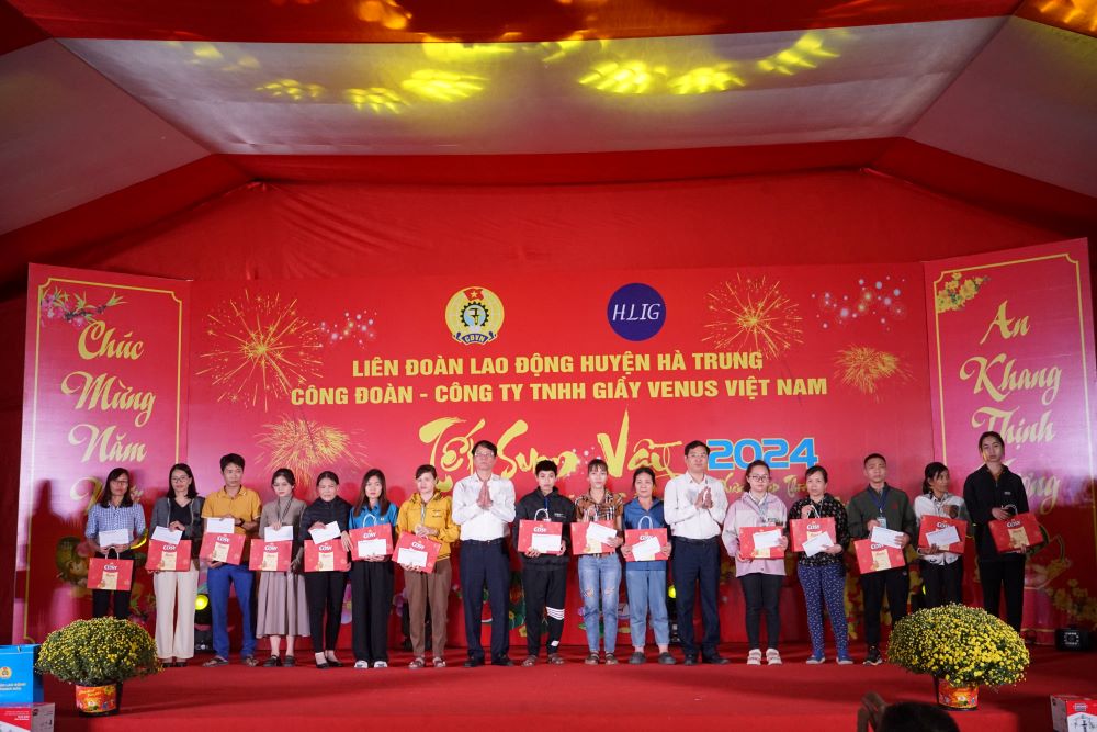 Đại diện lãnh đạo LĐLĐ tỉnh Thanh Hóa và huyện Hà Trung trao quà cho công nhân lao động tại chương trình “Tết Sum vầy - Xuân chia sẻ“. Ảnh: Quách Du