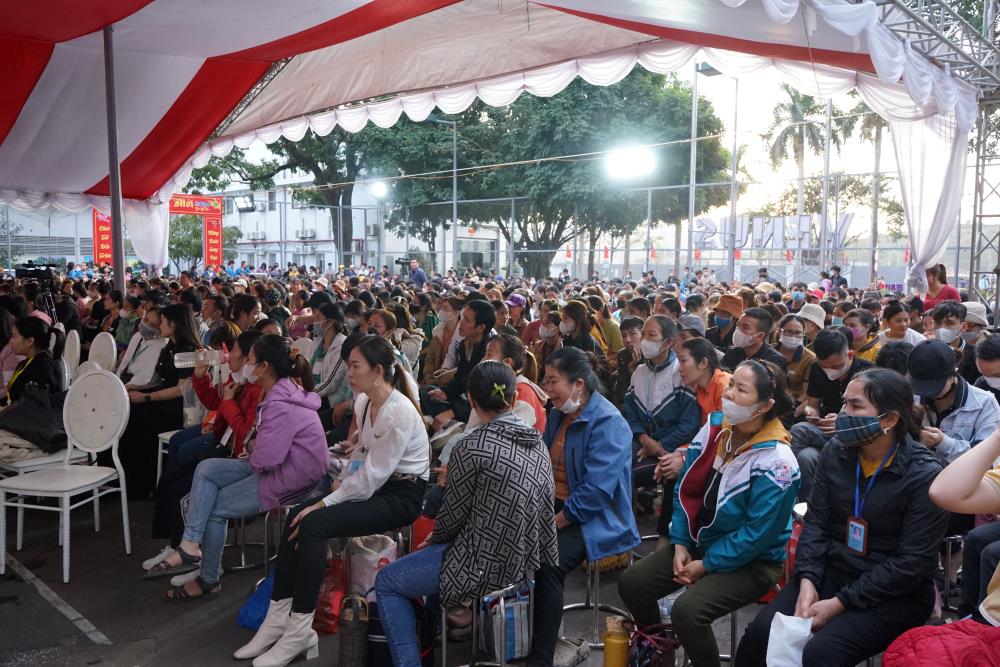 Hơn 1.000 công nhân lao động tham dự Chương trình “Tết Sum vầy - Xuân chia sẻ” năm 2024, do LĐLĐ huyện Hà Trung tổ chức. Ảnh: Quách Du