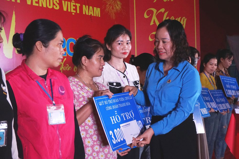 Bà Trịnh Thị Hoa - Phó Chủ tịch LĐLĐ tỉnh Thanh Hóa trao hỗ trợ cho đoàn viên khó khăn. Ảnh: Quách Du