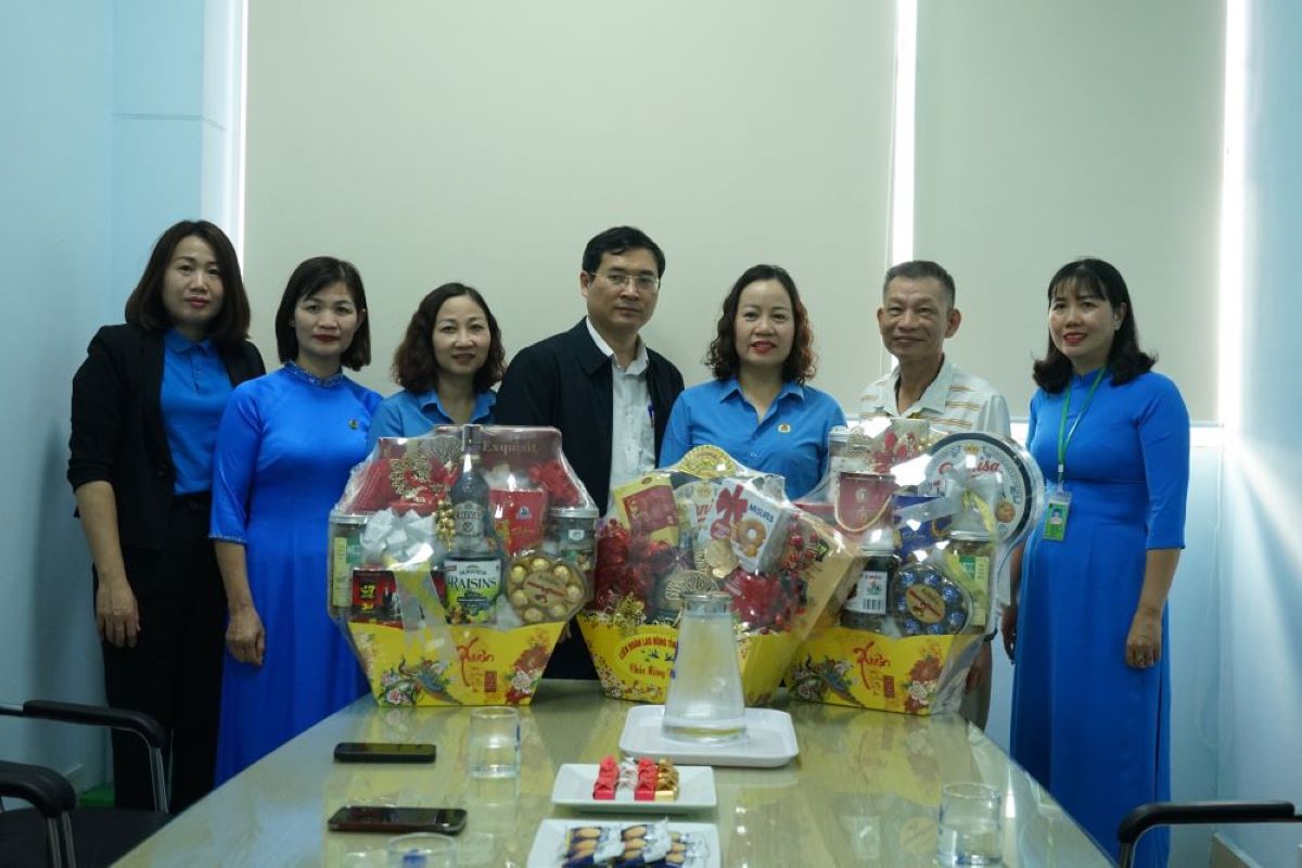 Đoàn công tác của LĐLĐ tỉnh Thanh Hóa thăm và tặng quà Công ty