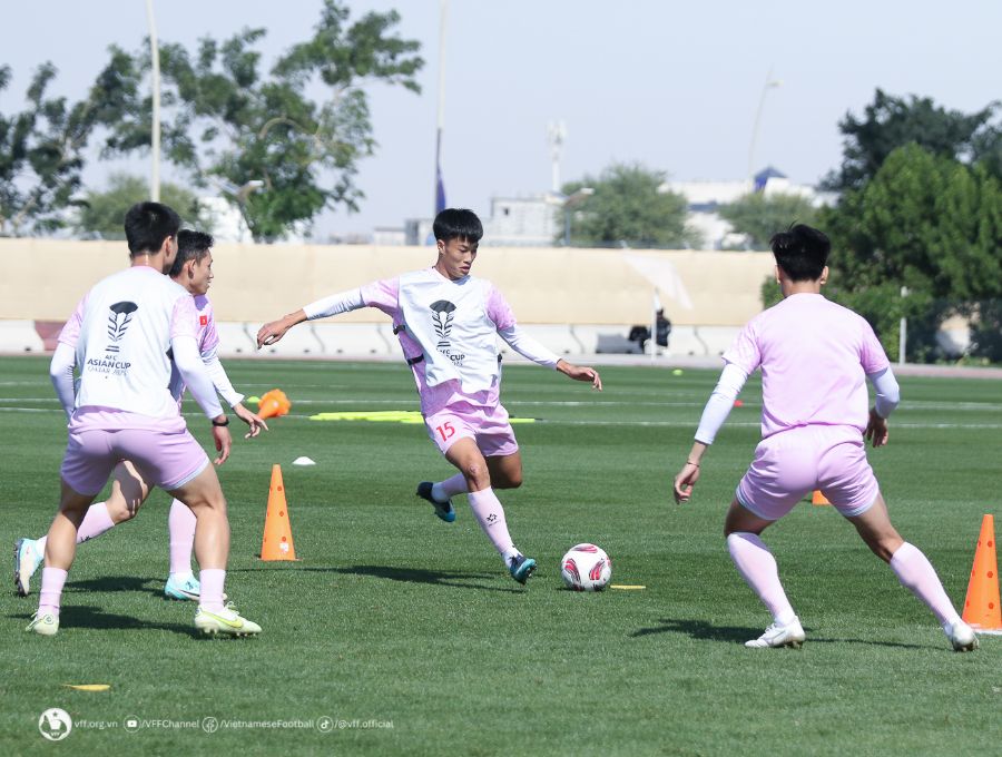 Nhóm cầu thủ dự bị trận đấu với tuyển Indonesia ra sân tập luyện với cường độ cao. Ảnh: VFF