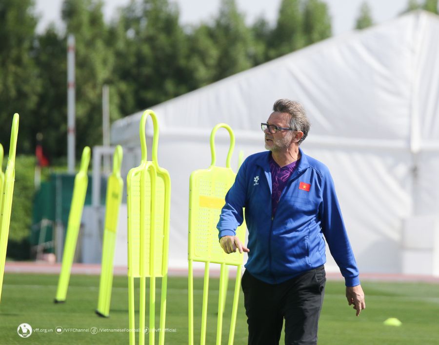 Huấn luyện viên Troussier khích lệ tinh thần các học trò trước trận đấu cuối cùng tại Asian Cup 2023. Ảnh: VFF