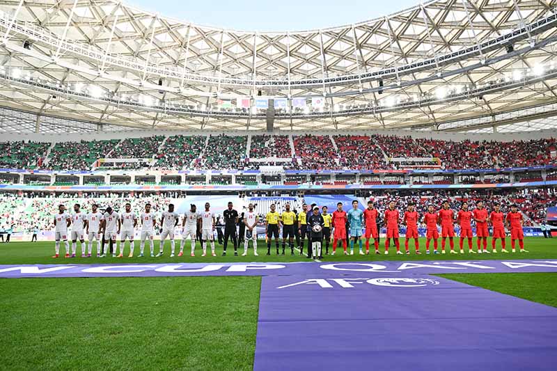 Tối 20.1, tuyển Hàn Quốc (áo đỏ) bước vào trận thứ 2 bảng E Asian Cup 2023 gặp Jordan (áo trắng). Sau chiến thắng trước Bahrain ở trận ra quân, đội bóng xứ kim chi được kì vọng sẽ giành trọn 3 điểm trước Jordan để sớm giành vé vào vòng 1/8.