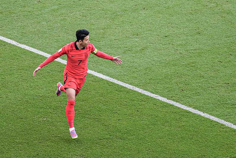 Ngay từ những phút đầu trận, tuyển Hàn Quốc đã gây sức ép lớn về phía khung thành Jordan. Phút thứ 9, họ vươn lên dẫn trước nhờ bàn thắng trên chấm 11m của đội trưởng Son Heung Min. 