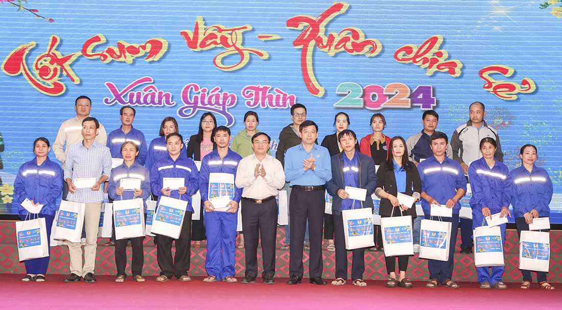 Lãnh đạo Ban Dân vận Tỉnh ủy Nghệ An và LĐLĐ tỉnh Nghệ An trao quà Tết cho công nhân. Ảnh: Quang Đại