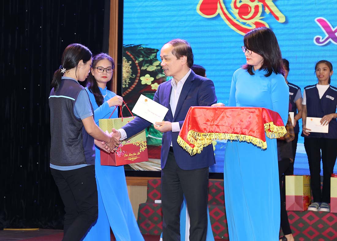 Ông Phạm Tất Thắng, Phó trưởng ban Thường trực Ban Dân vận Trung ương tặng quà cho công nhân Nghệ An. Ảnh: Quang Đại