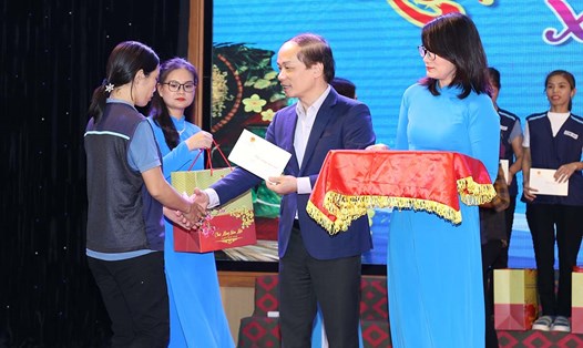 Ông Phạm Tất Thắng, Phó trưởng ban Thường trực Ban Dân vận Trung ương tặng quà cho công nhân Nghệ An. Ảnh: Quang Đại