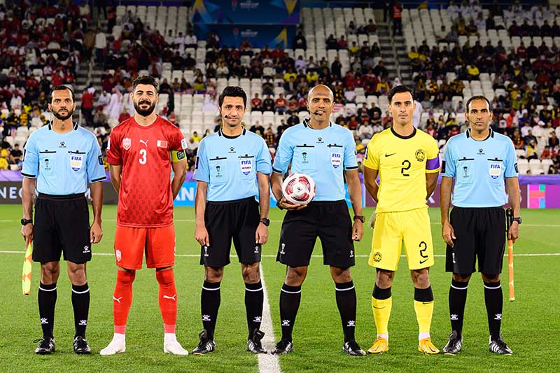 Tối 20.1 (giờ Việt Nam) tuyển Malaysia (áo vàng) bước vào trận đấu thứ 2 tại bảng E Asian Cup 2023 trước đối thủ Bahrain (áo đỏ).