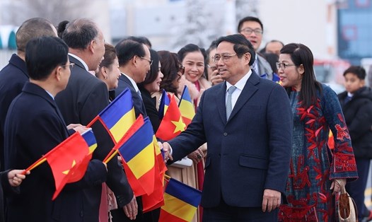 Cộng đồng người Việt Nam tại Romania đón Thủ tướng Chính phủ Phạm Minh Chính và Phu nhân ở sân bay quốc tế Henri Coanda. Ảnh: TTXVN