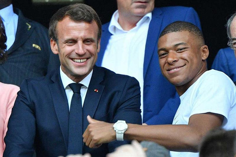 Thủ tưởng Pháp Emmanuel Macron thường xuyên thúc đầy Kylian Mbappe ở lại PSG. Ảnh: AFP